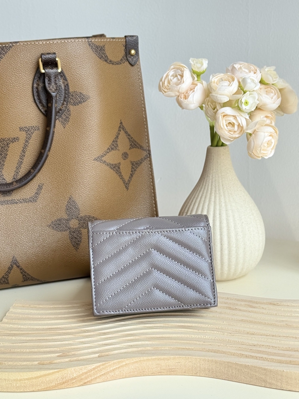 イヴサンローラン財布背面デザイン